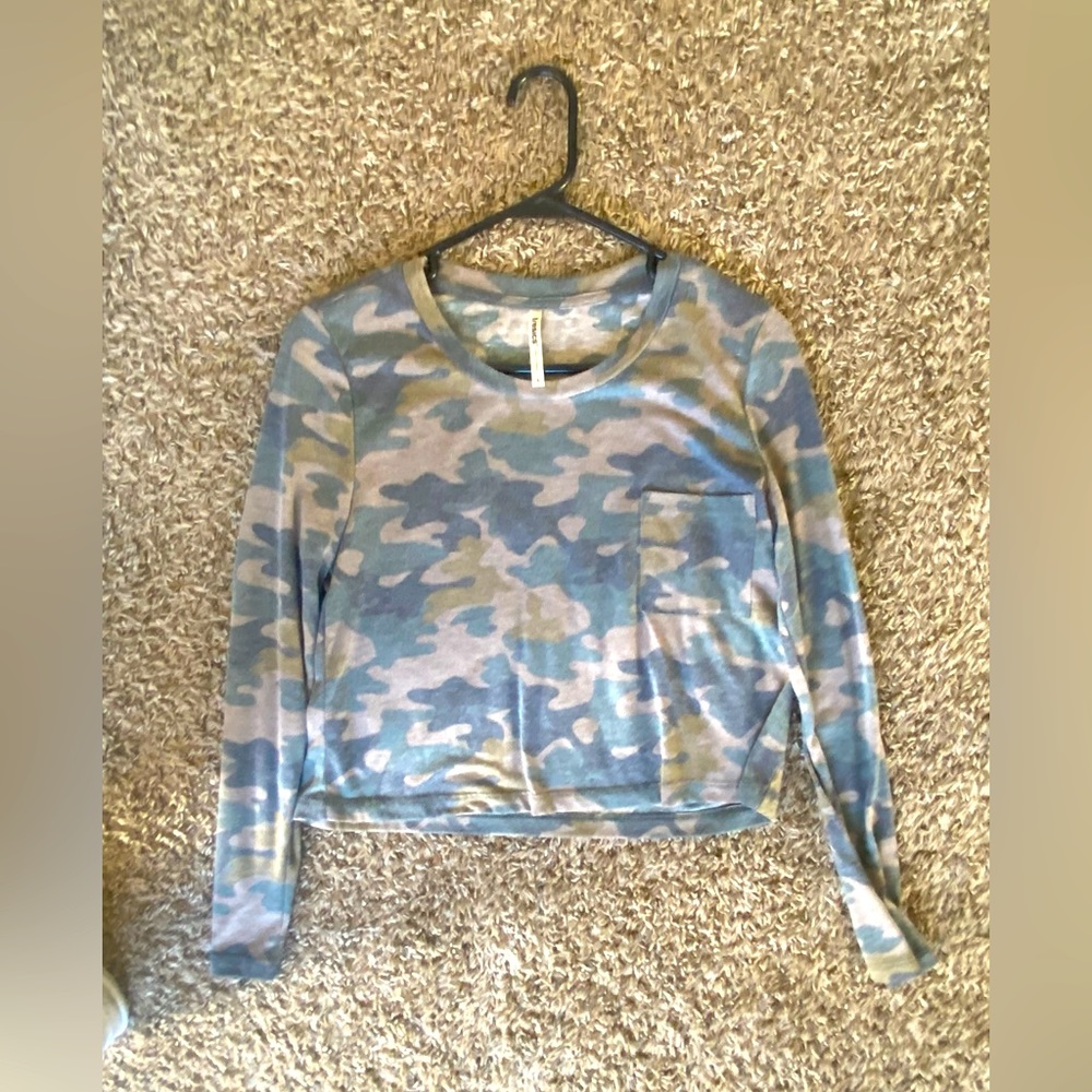 Camouflage long sleeve crop top